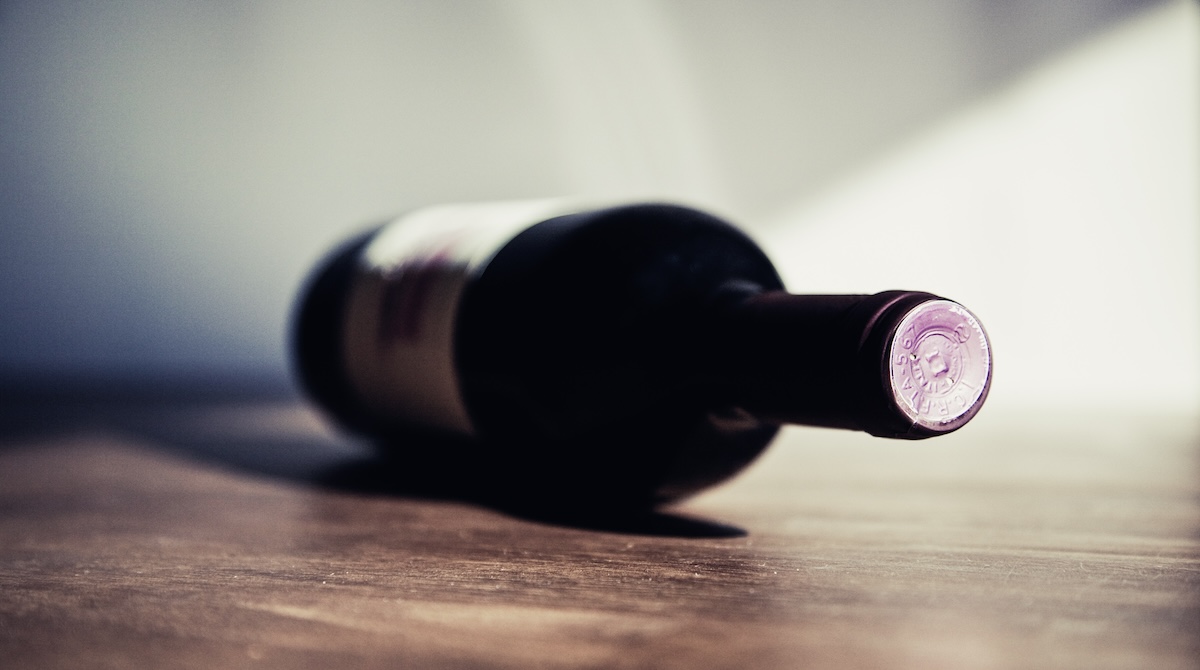 vino bottiglia hand-light-wine-white-photography-restaurant-586395-pxhere.com