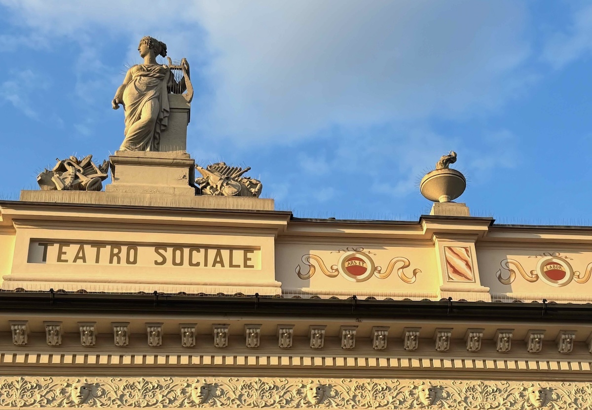 Duse statua frontone